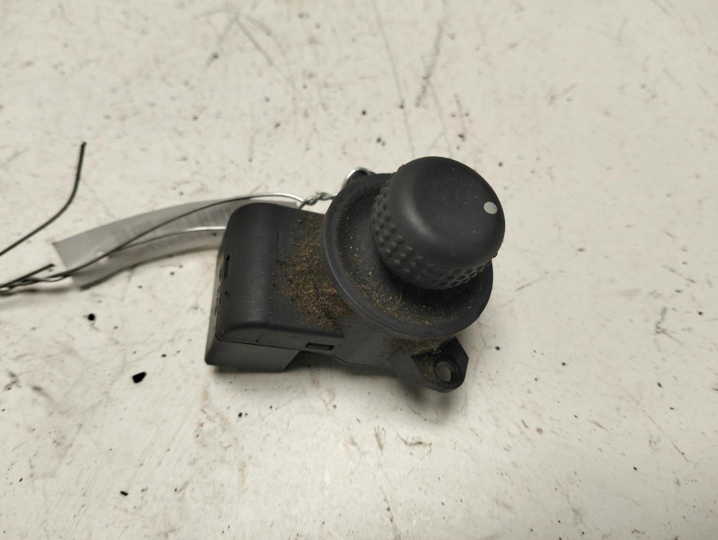 Кнопка регулировки зеркала