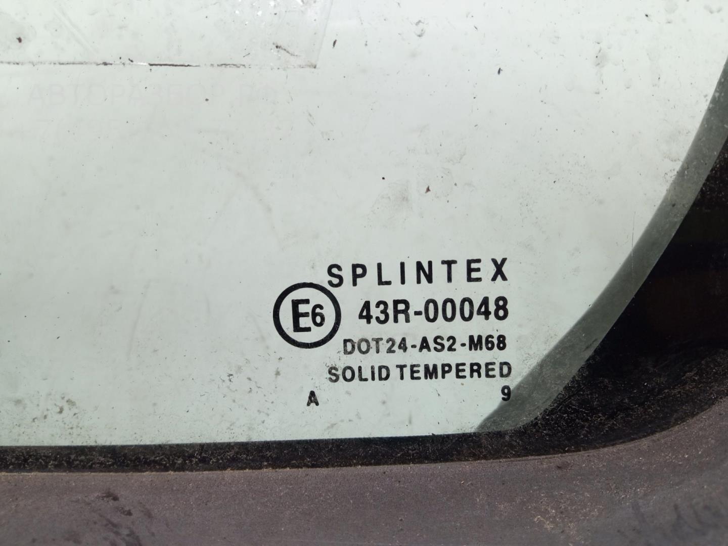 Стекло двери задней левой (форточка)