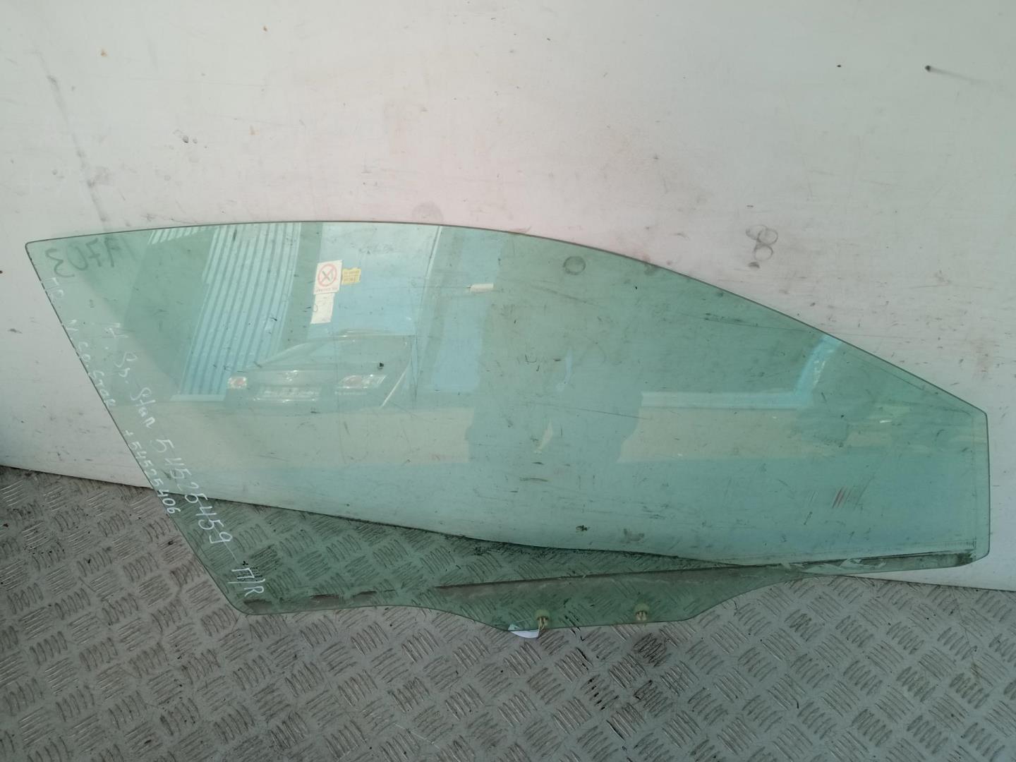 Стекло двери передней правой
