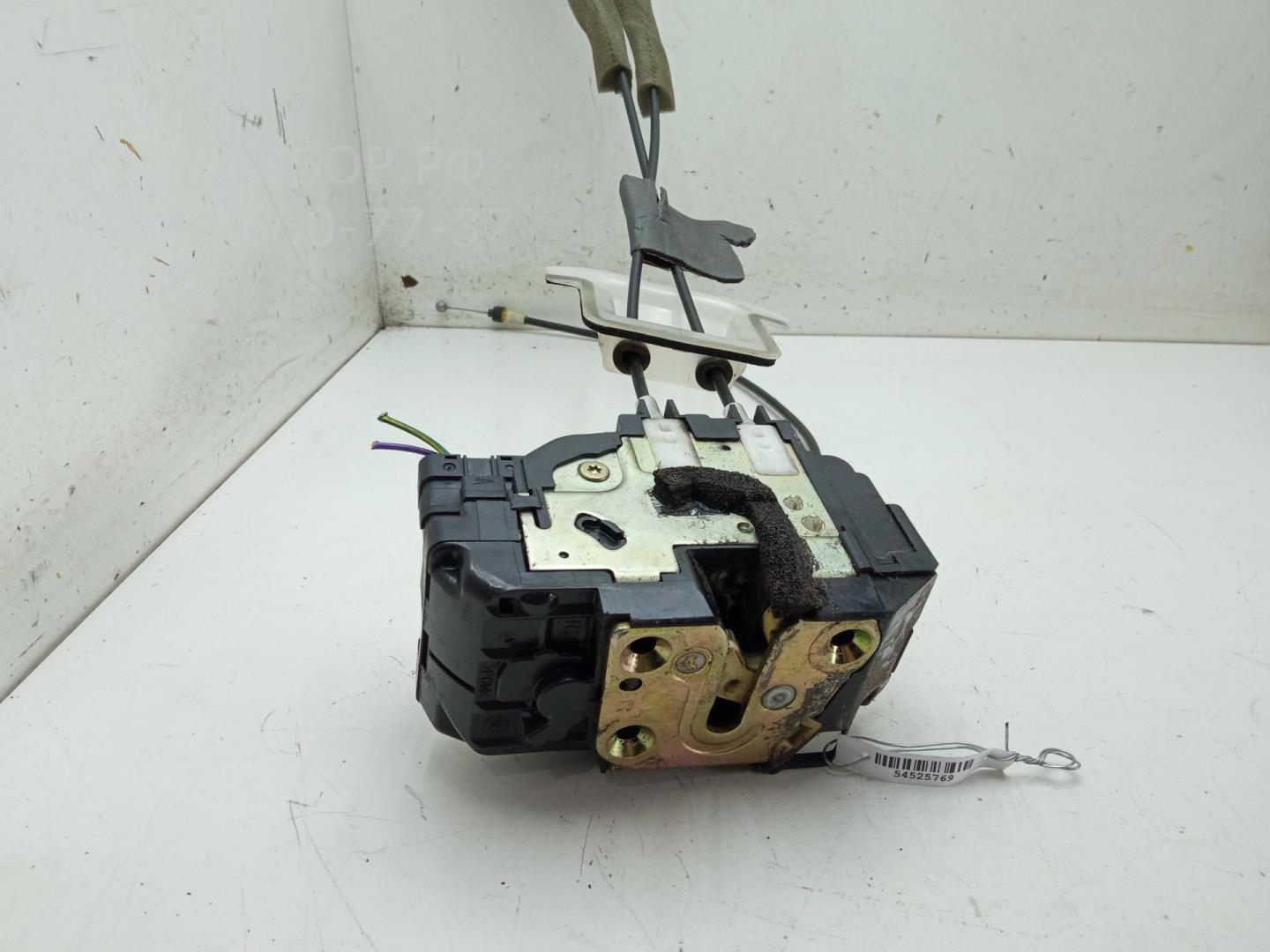 Замок двери передней правой