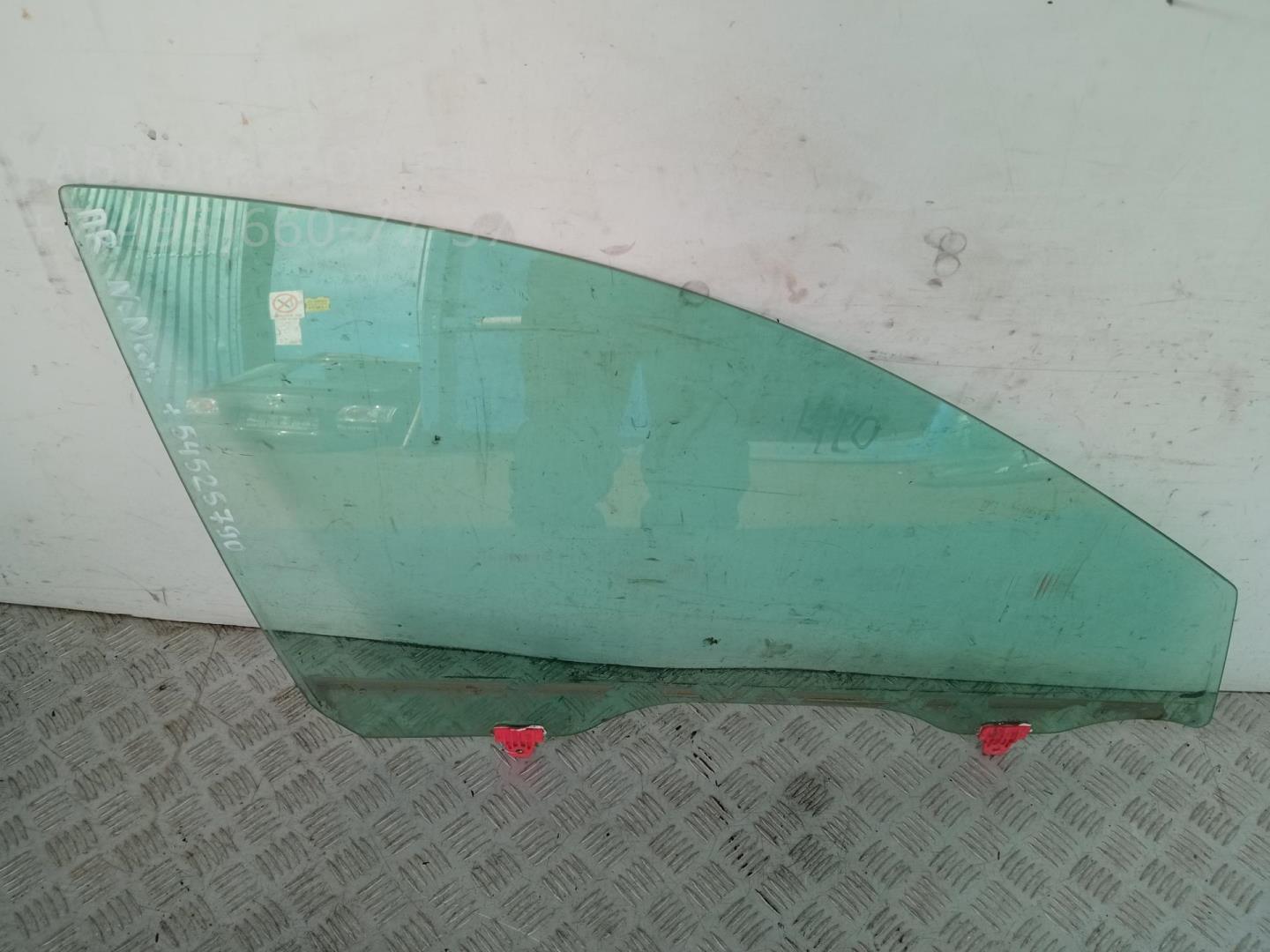 Стекло двери передней правой