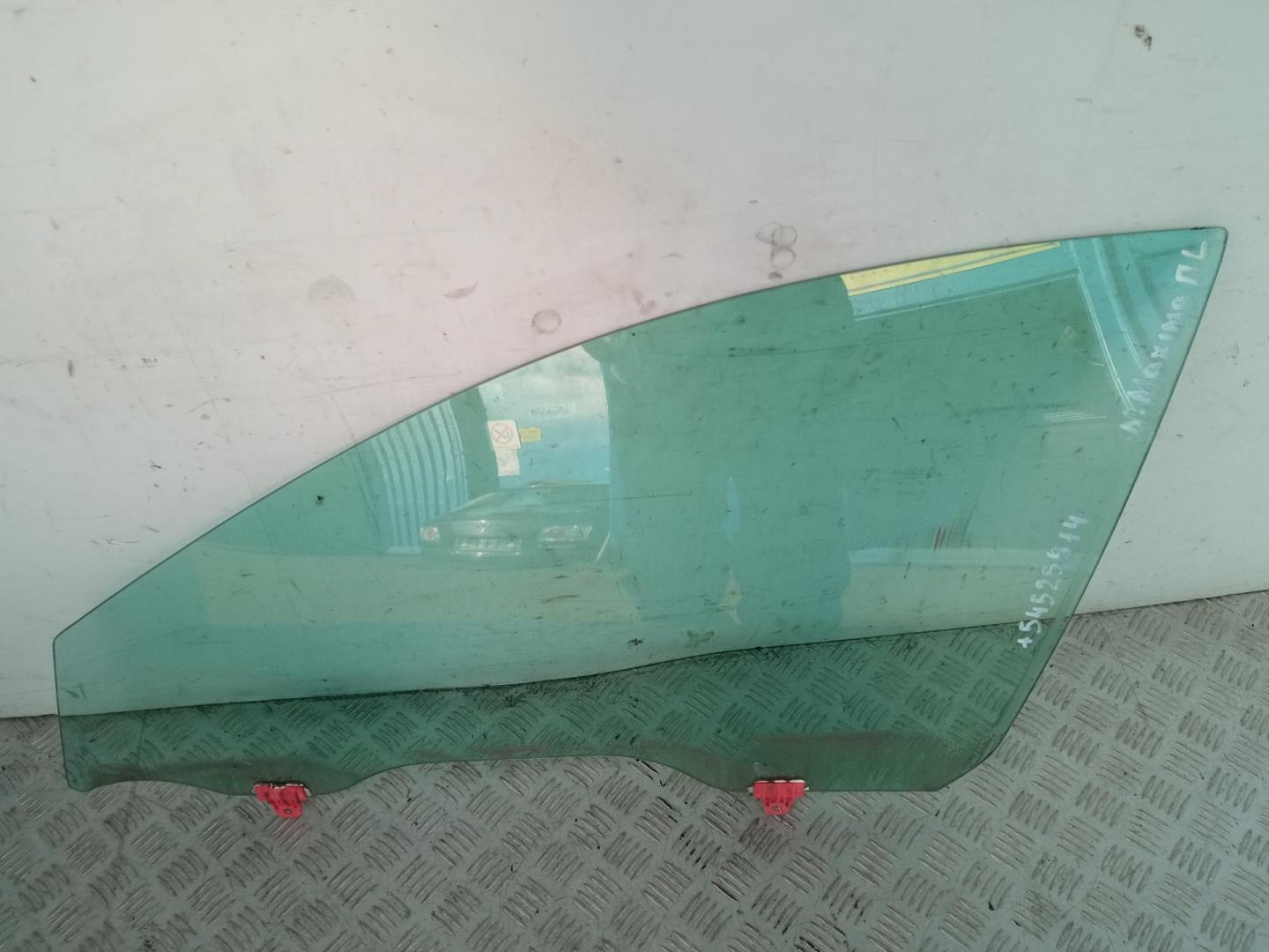 Стекло двери передней левой