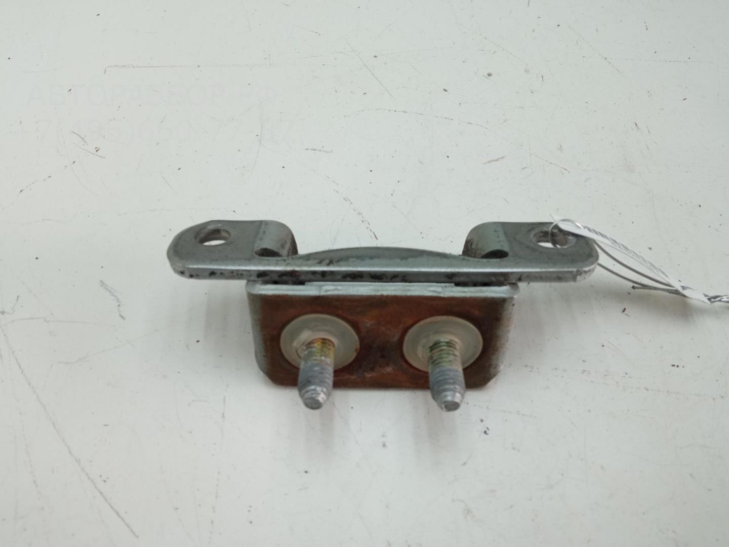 Петля крышки багажника