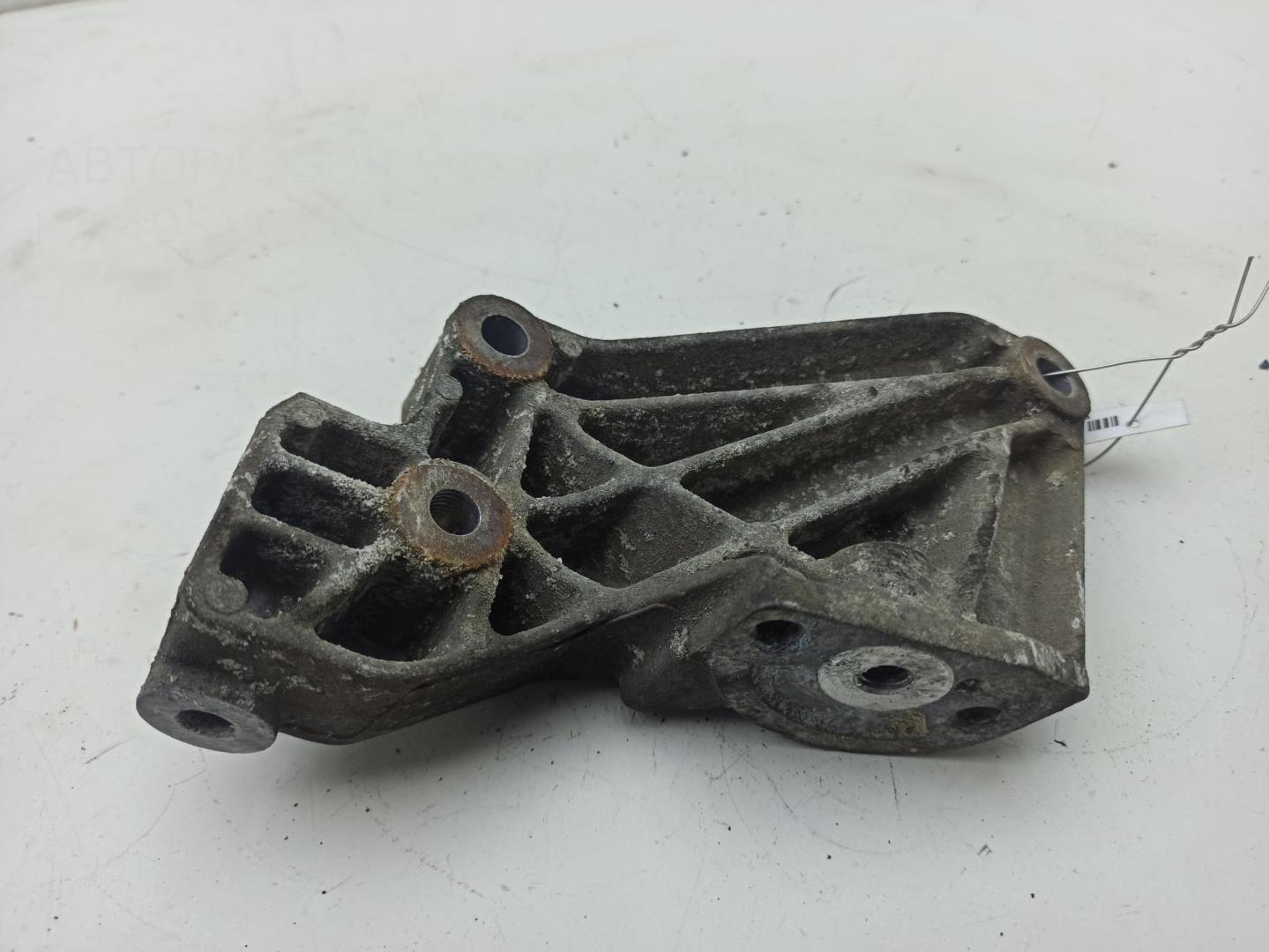 Кронштейн генератора