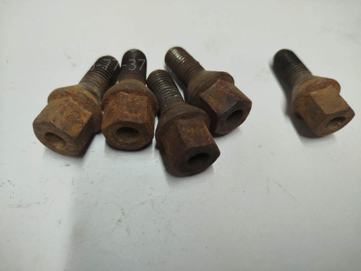 Болт колесный