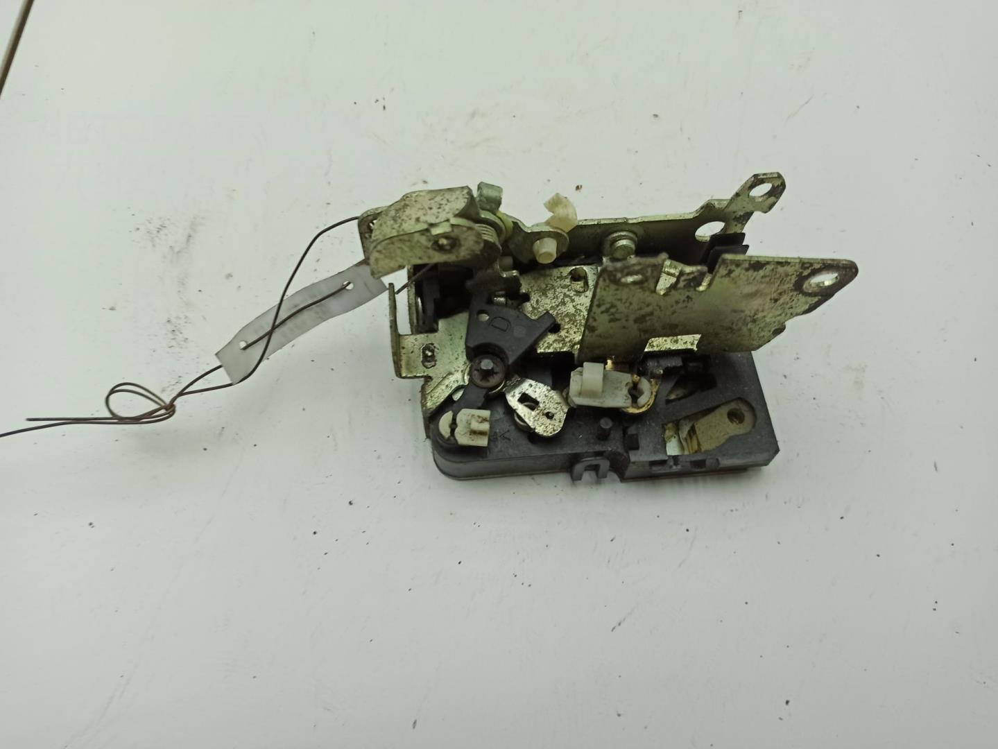 Замок двери передней правой