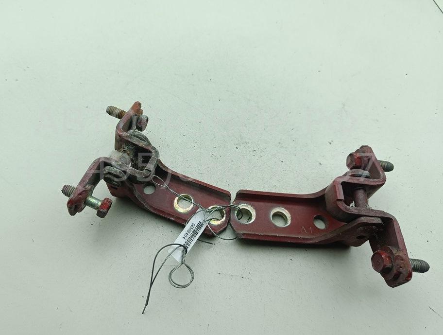 Петля капота левая