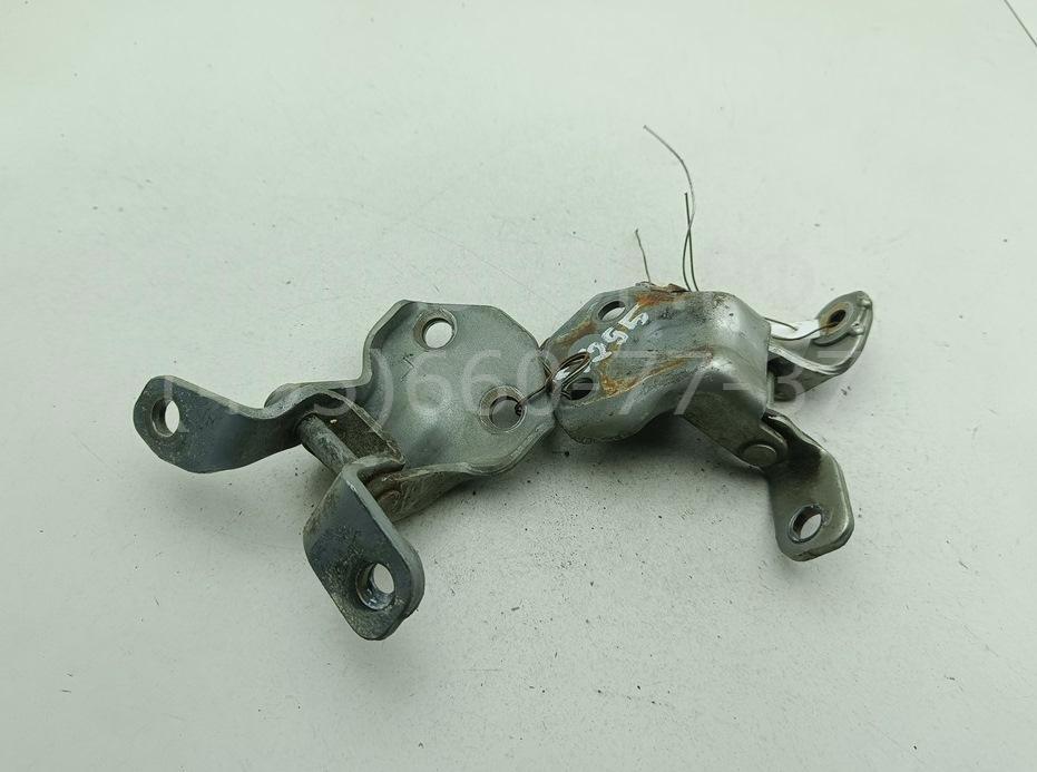 Петля двери