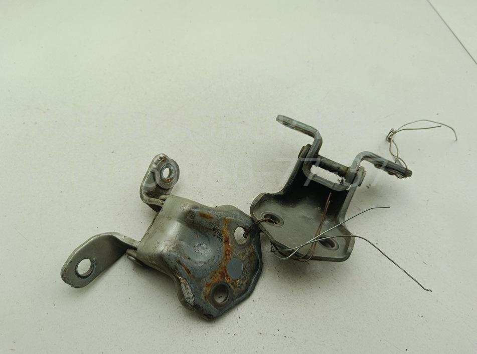 Петля двери