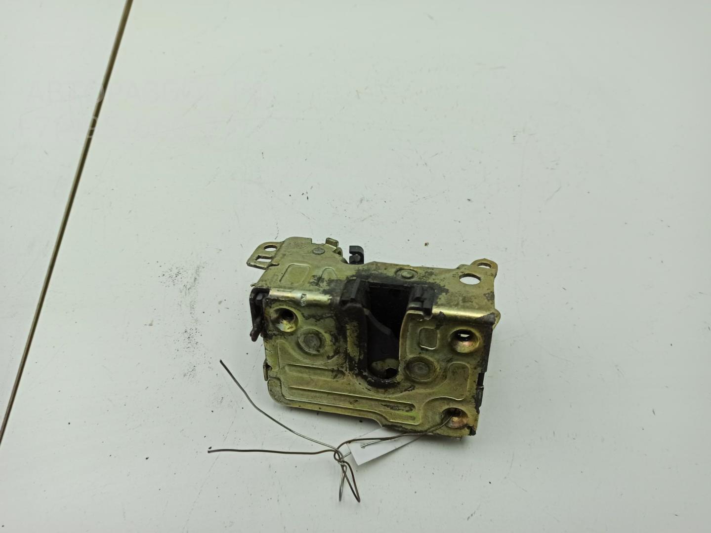 Замок двери задней левой