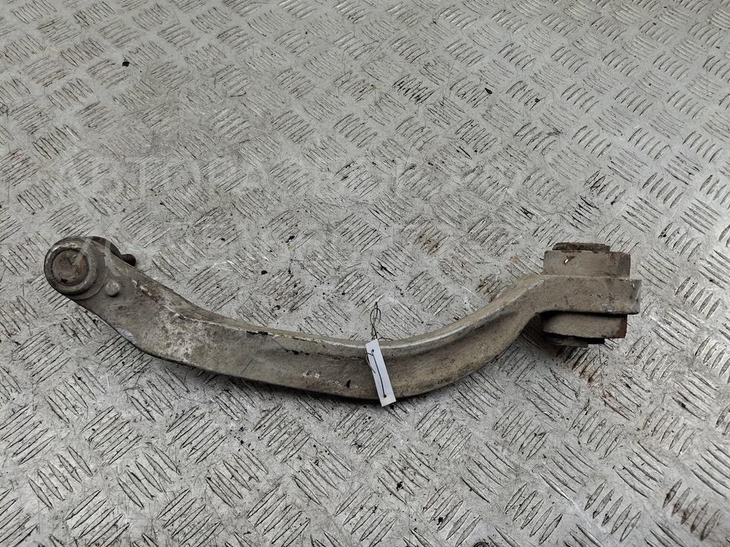 Рычаг передний правый