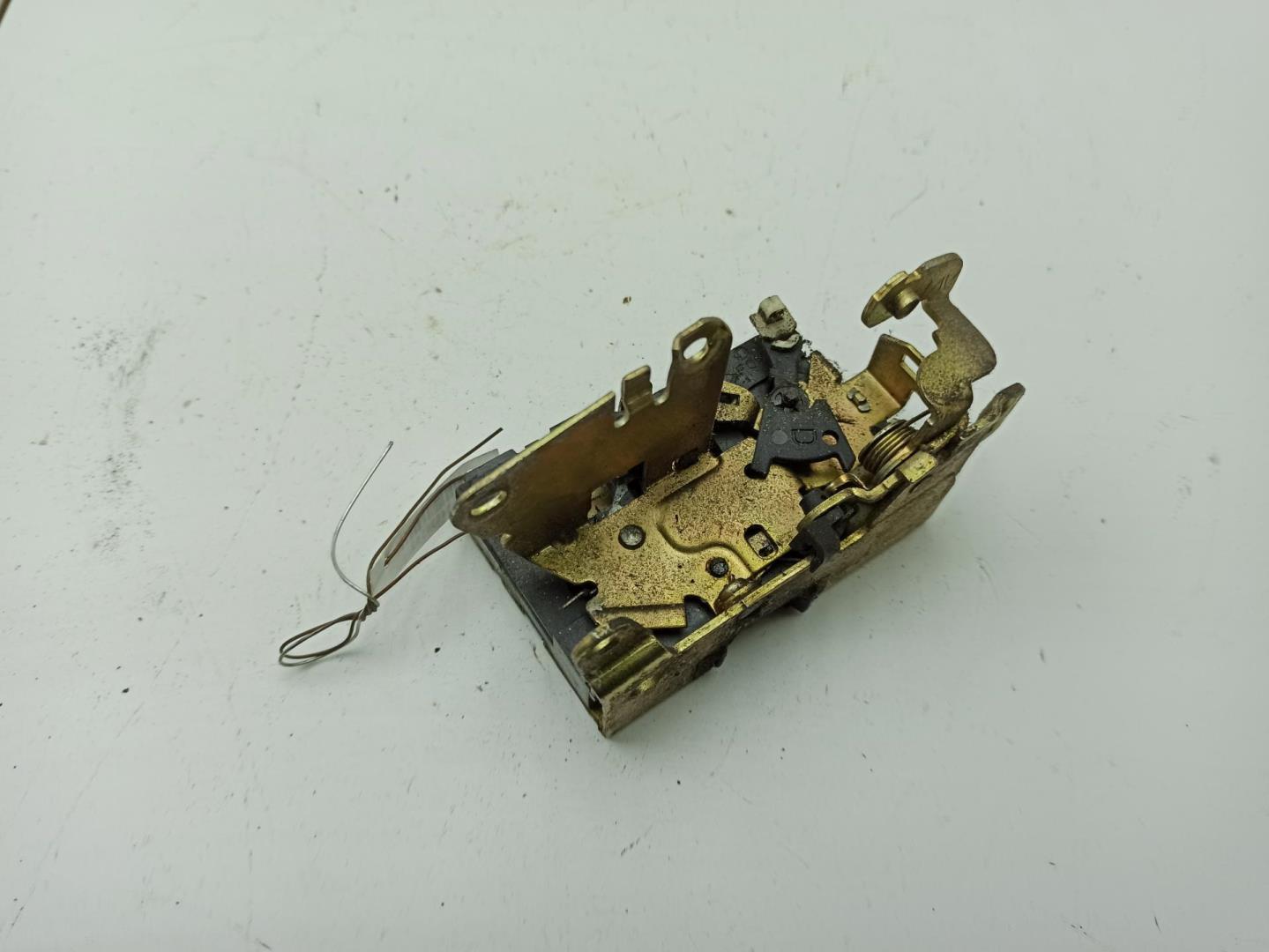 Замок двери передней правой