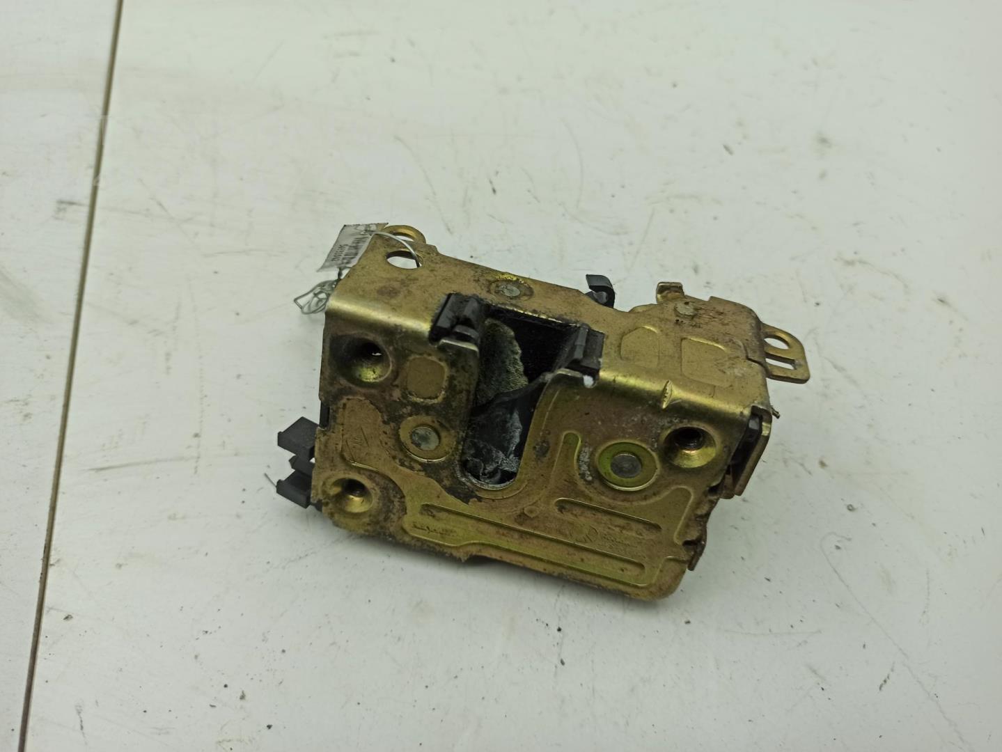 Замок двери передней правой