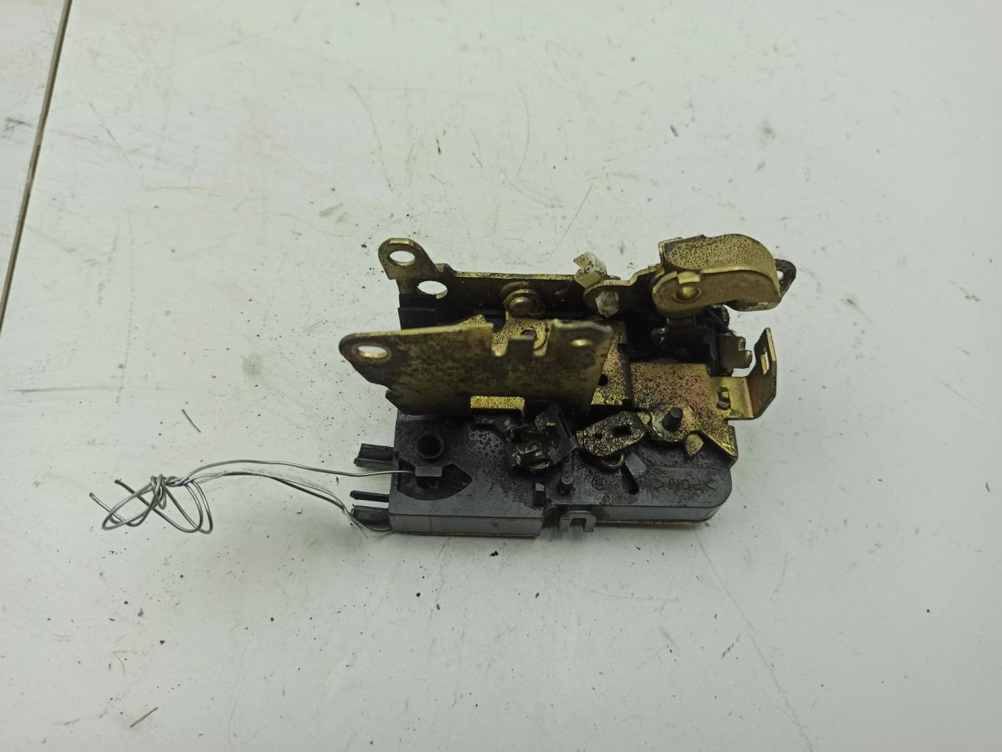 Замок двери задней левой