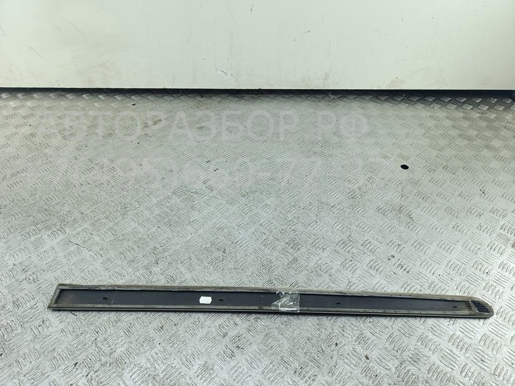 Молдинг двери передней левой