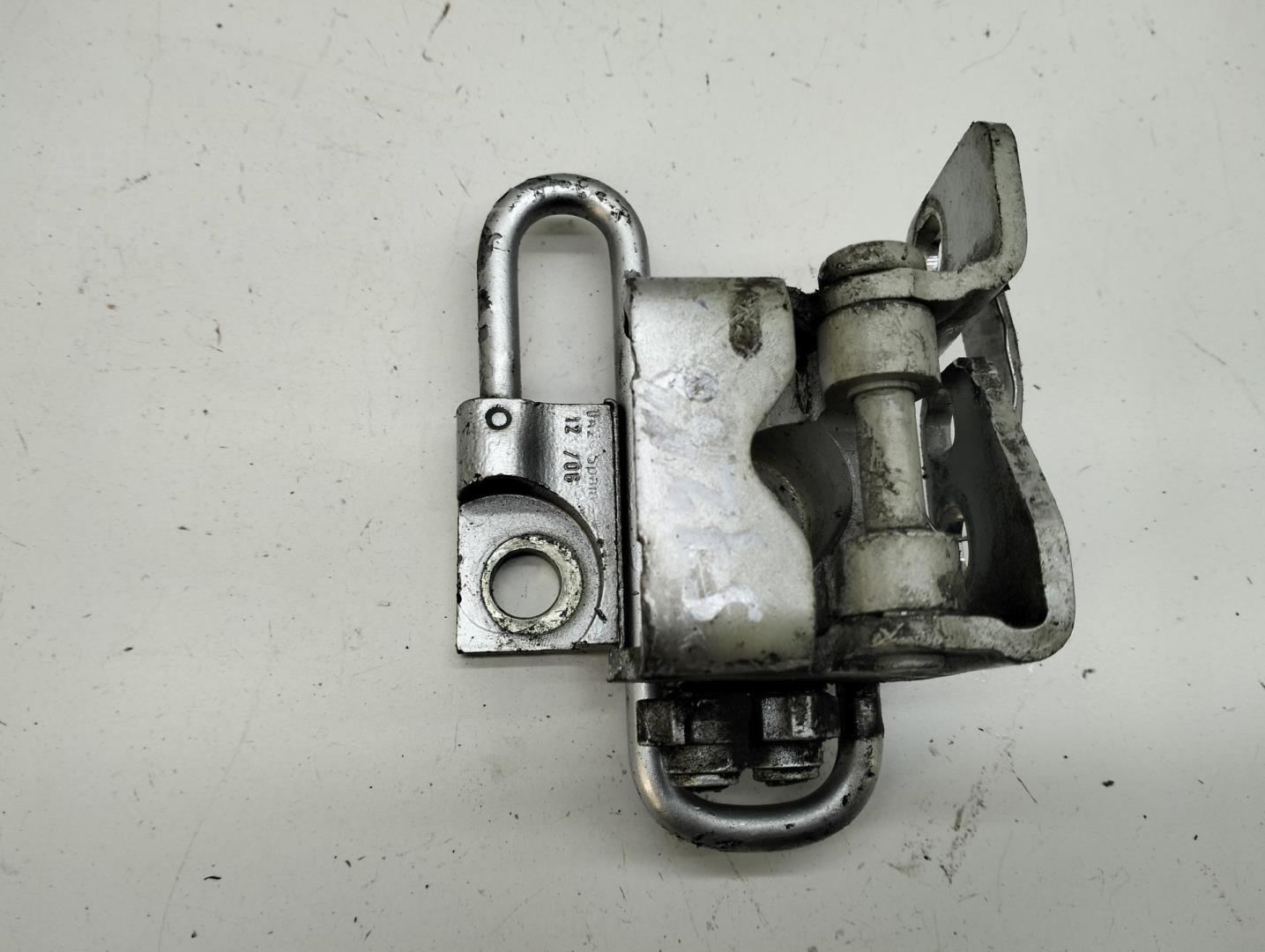 Петля двери