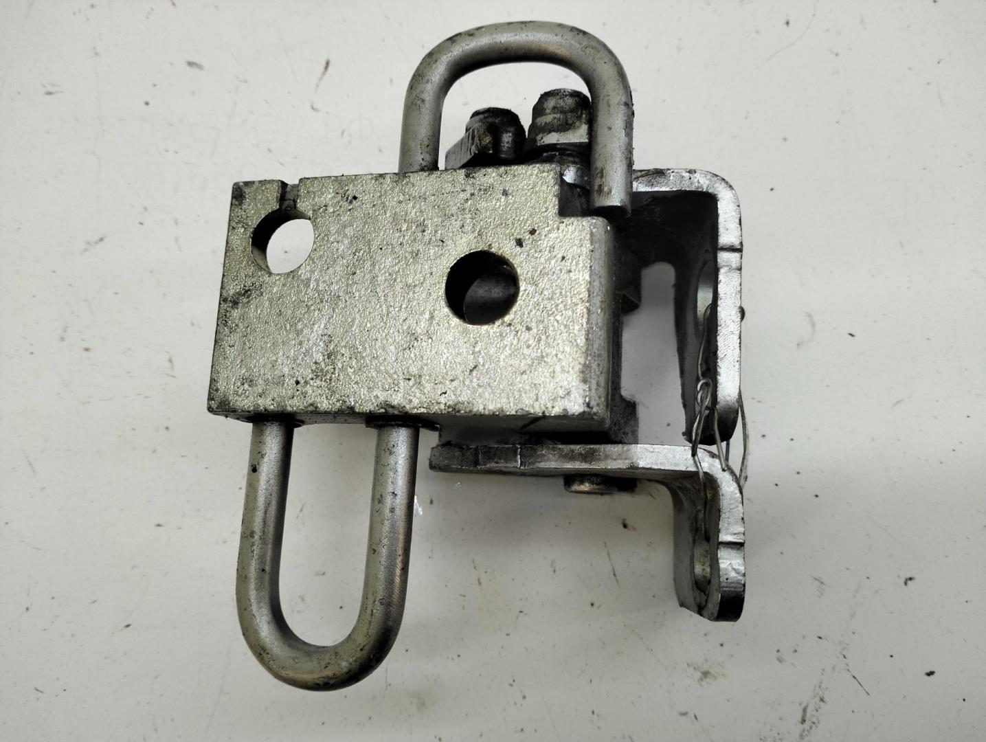 Петля двери