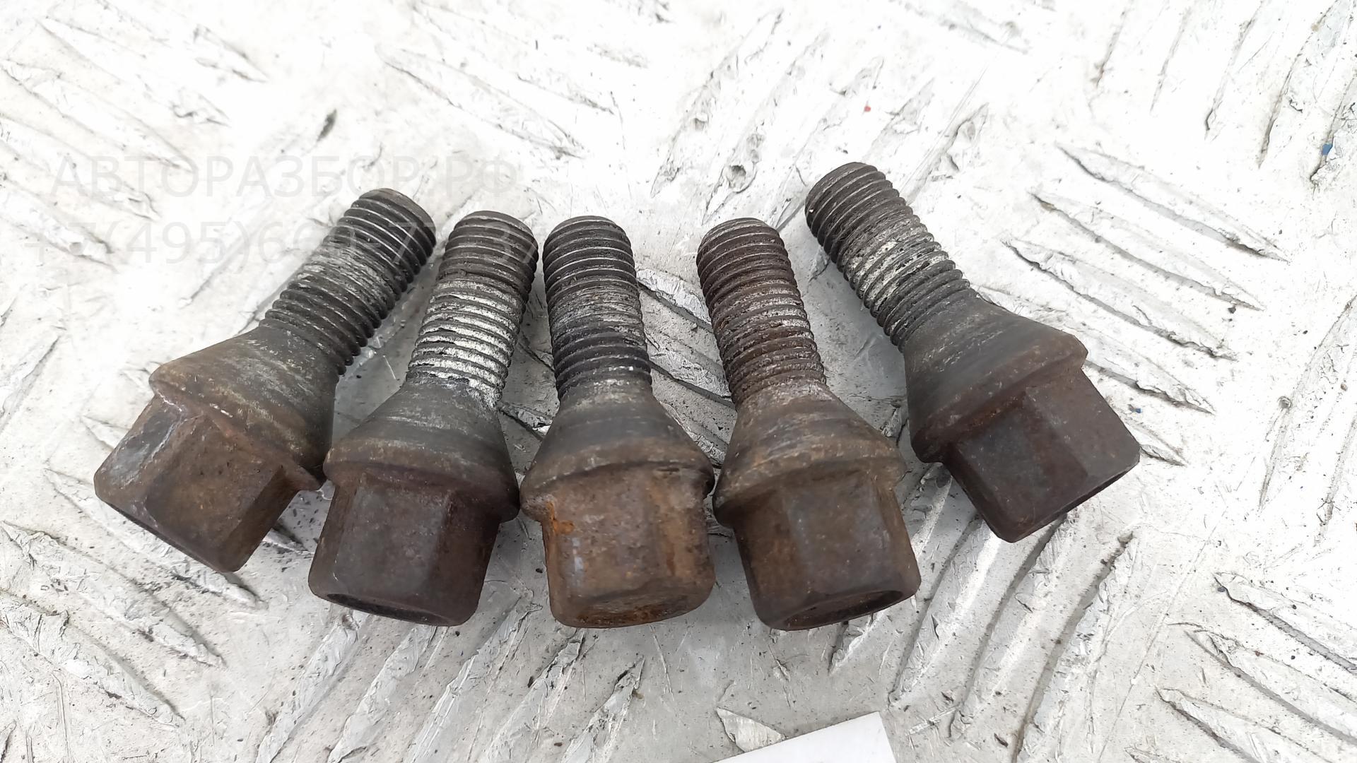 Болт колесный