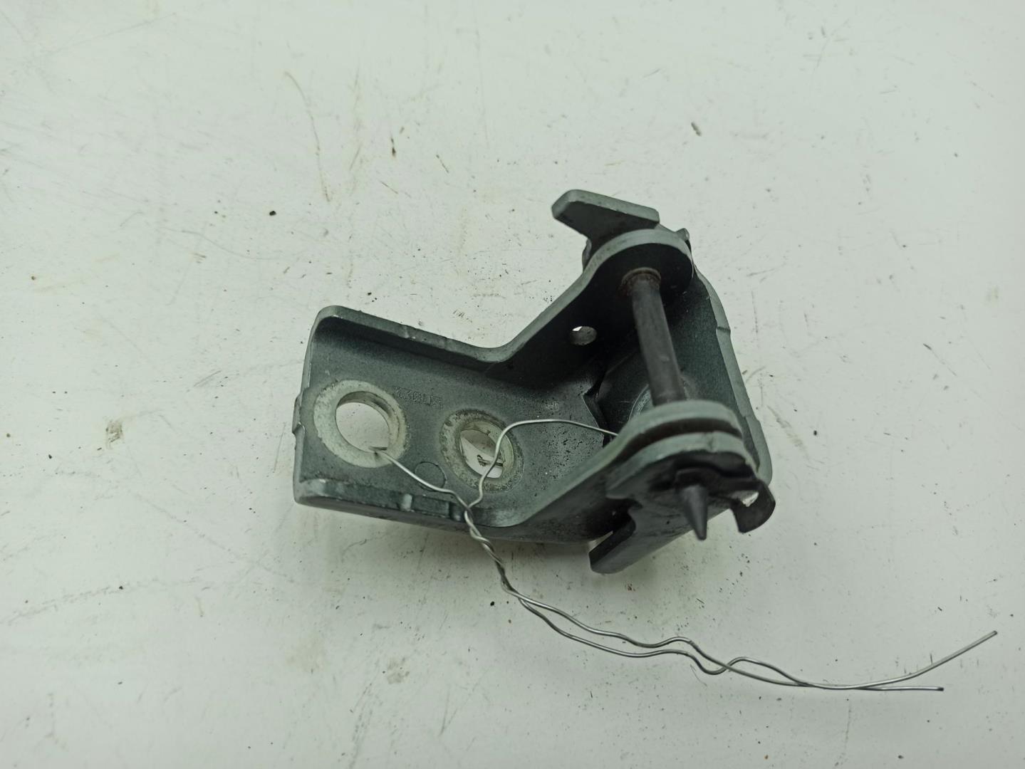 Петля двери