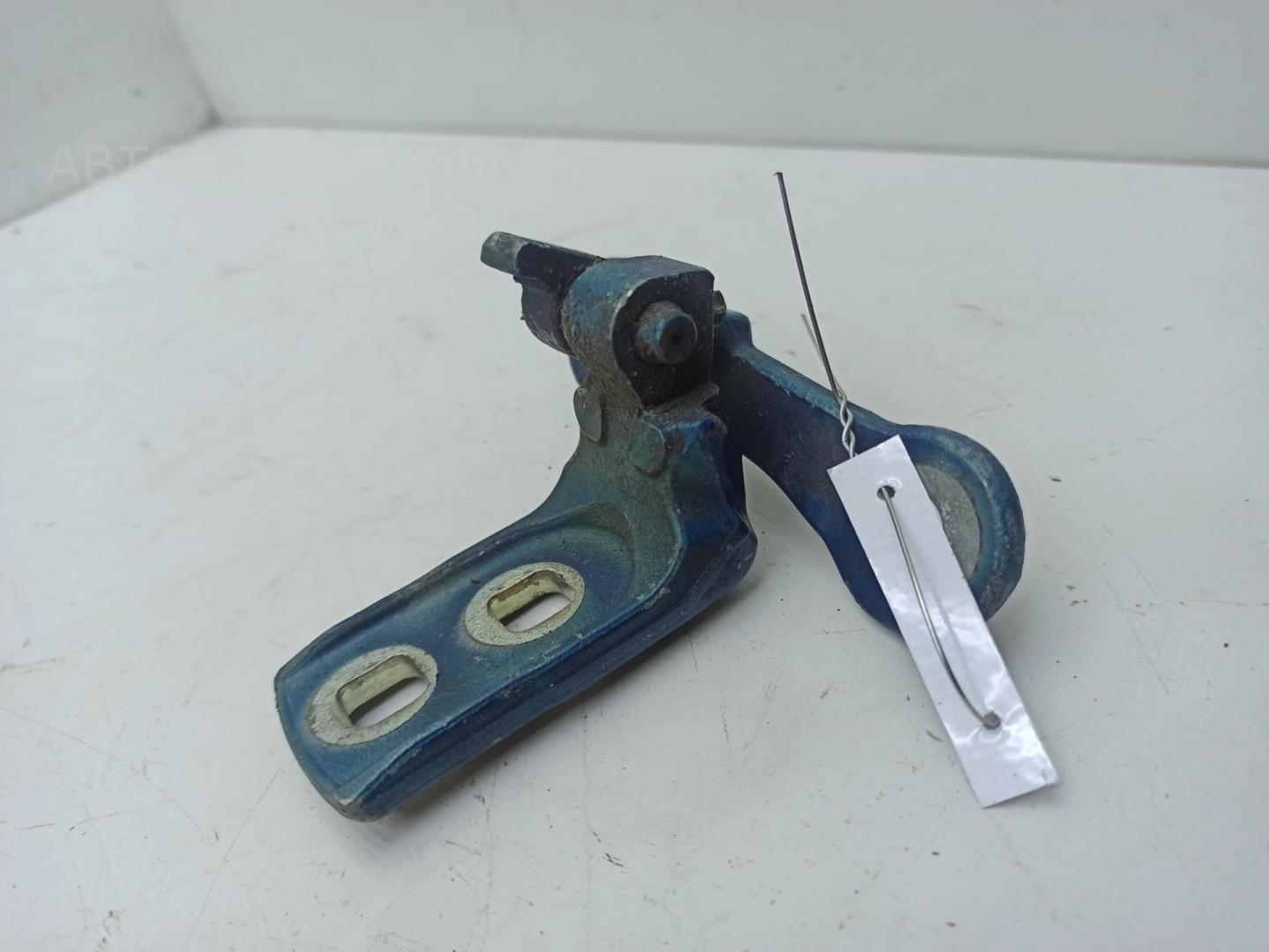 Петля двери