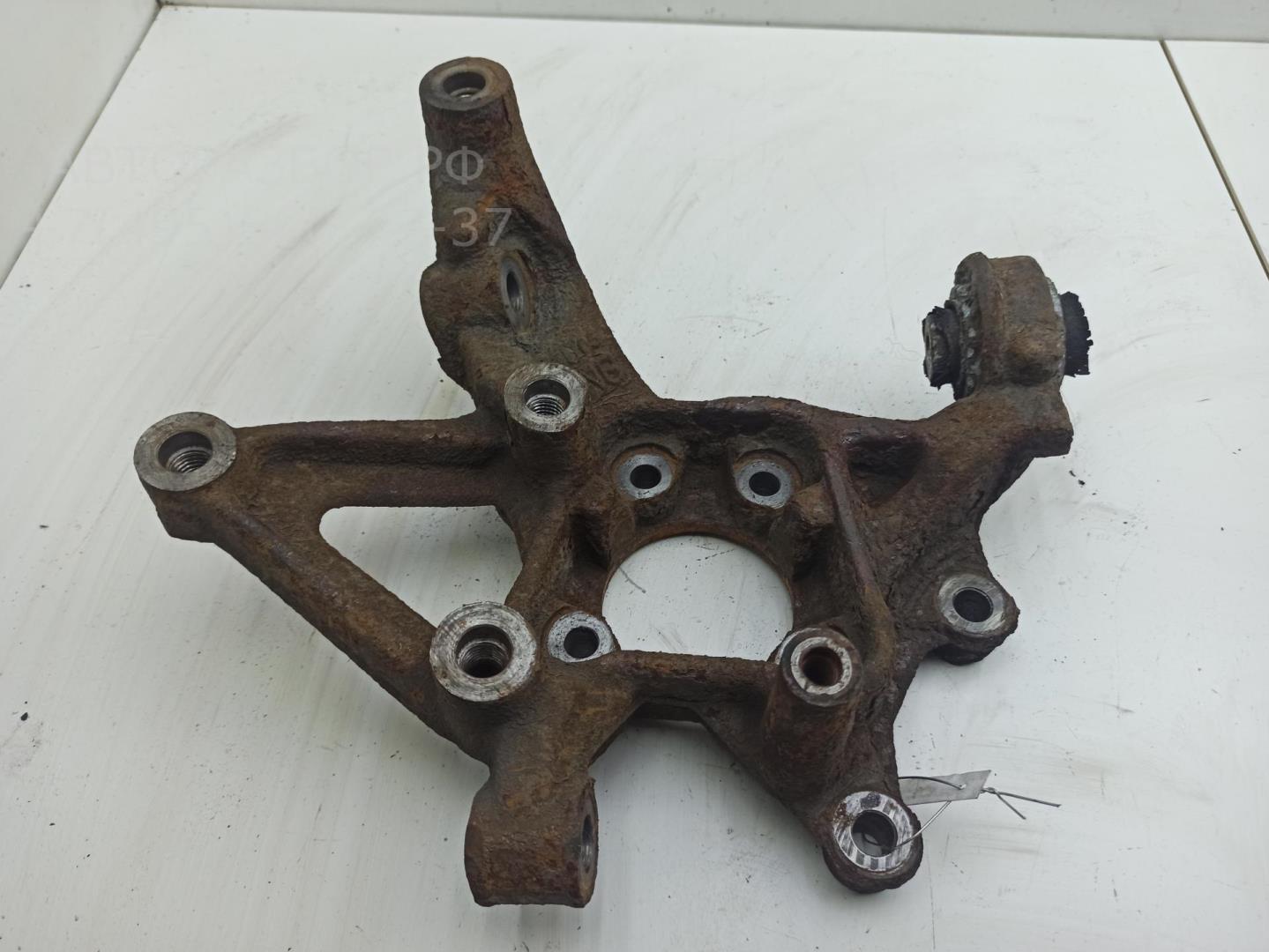 Кулак поворотный задний левый