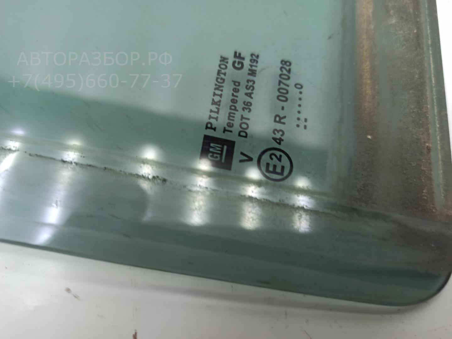 Стекло двери задней правой (форточка)