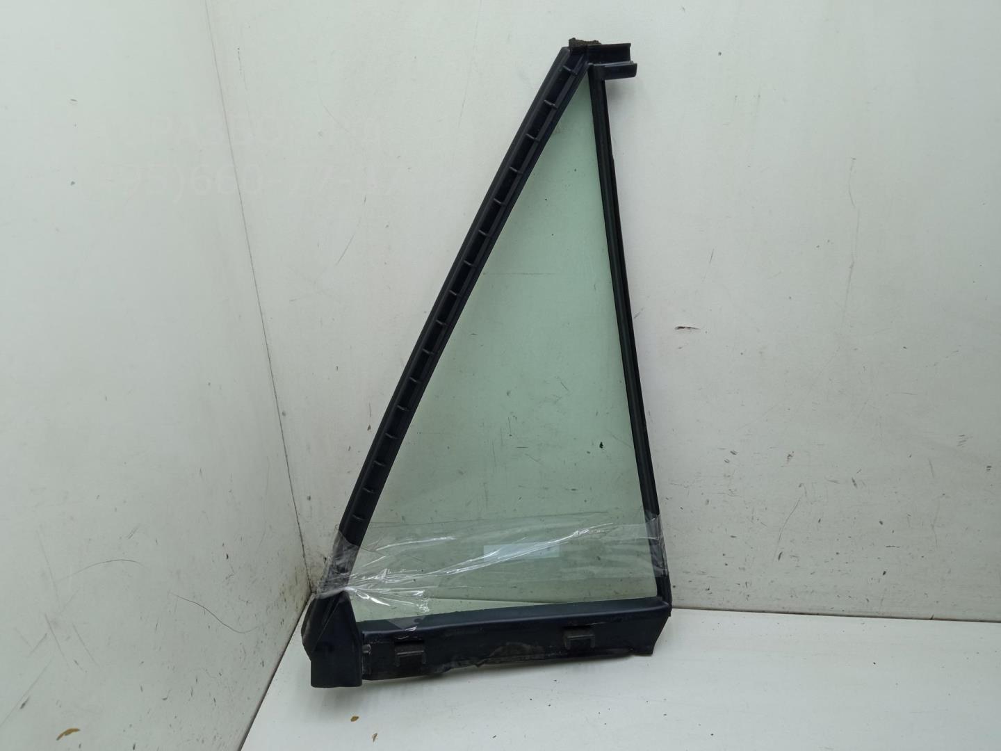 Стекло двери задней левой (форточка)