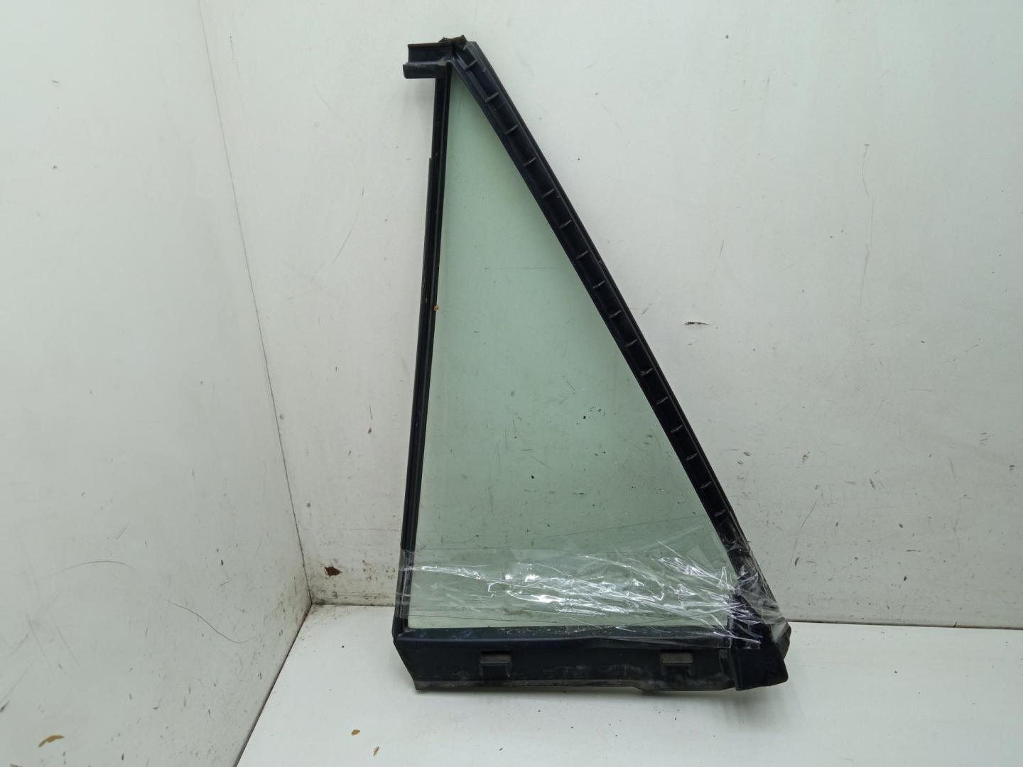 Стекло двери задней правой (форточка)