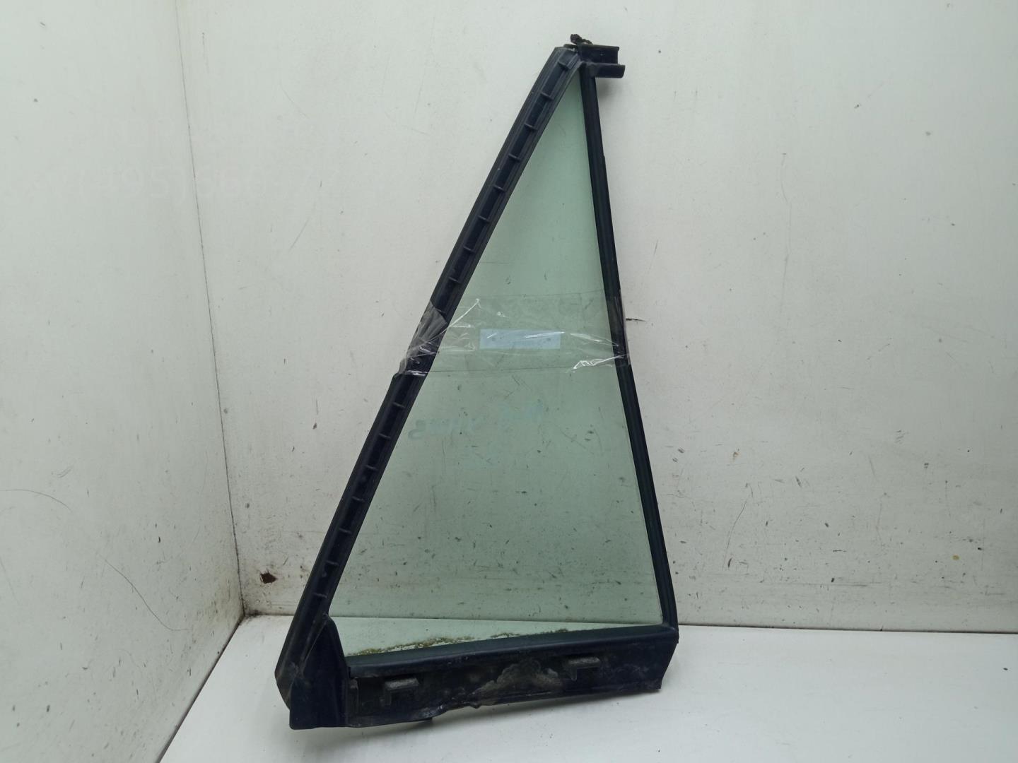 Стекло двери задней левой (форточка)