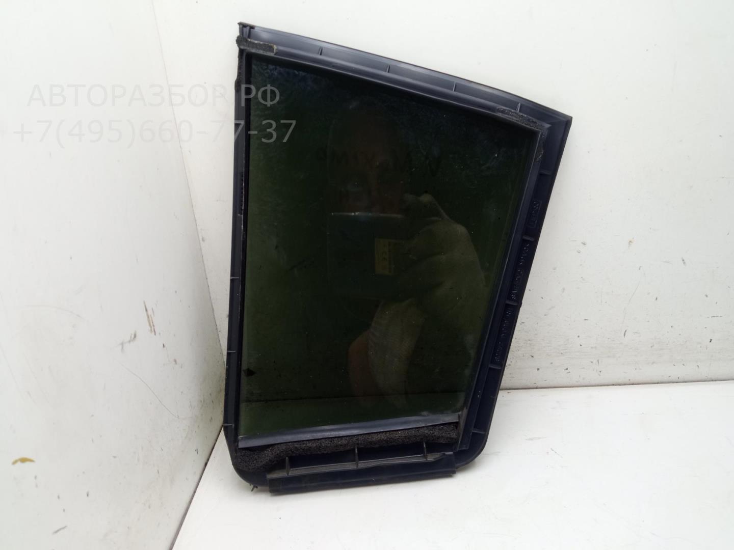 Стекло двери задней правой (форточка)