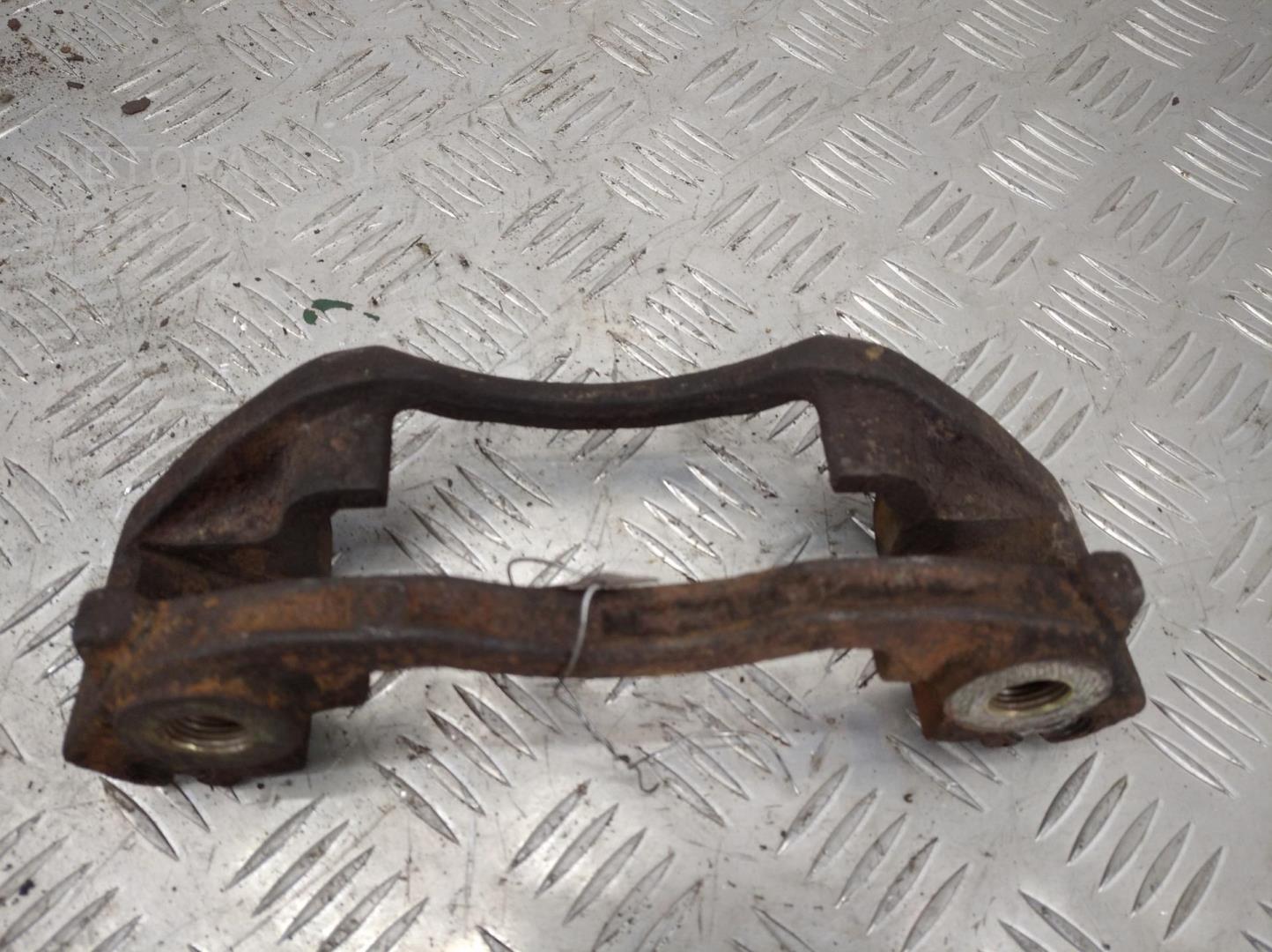 Скоба суппорта переднего