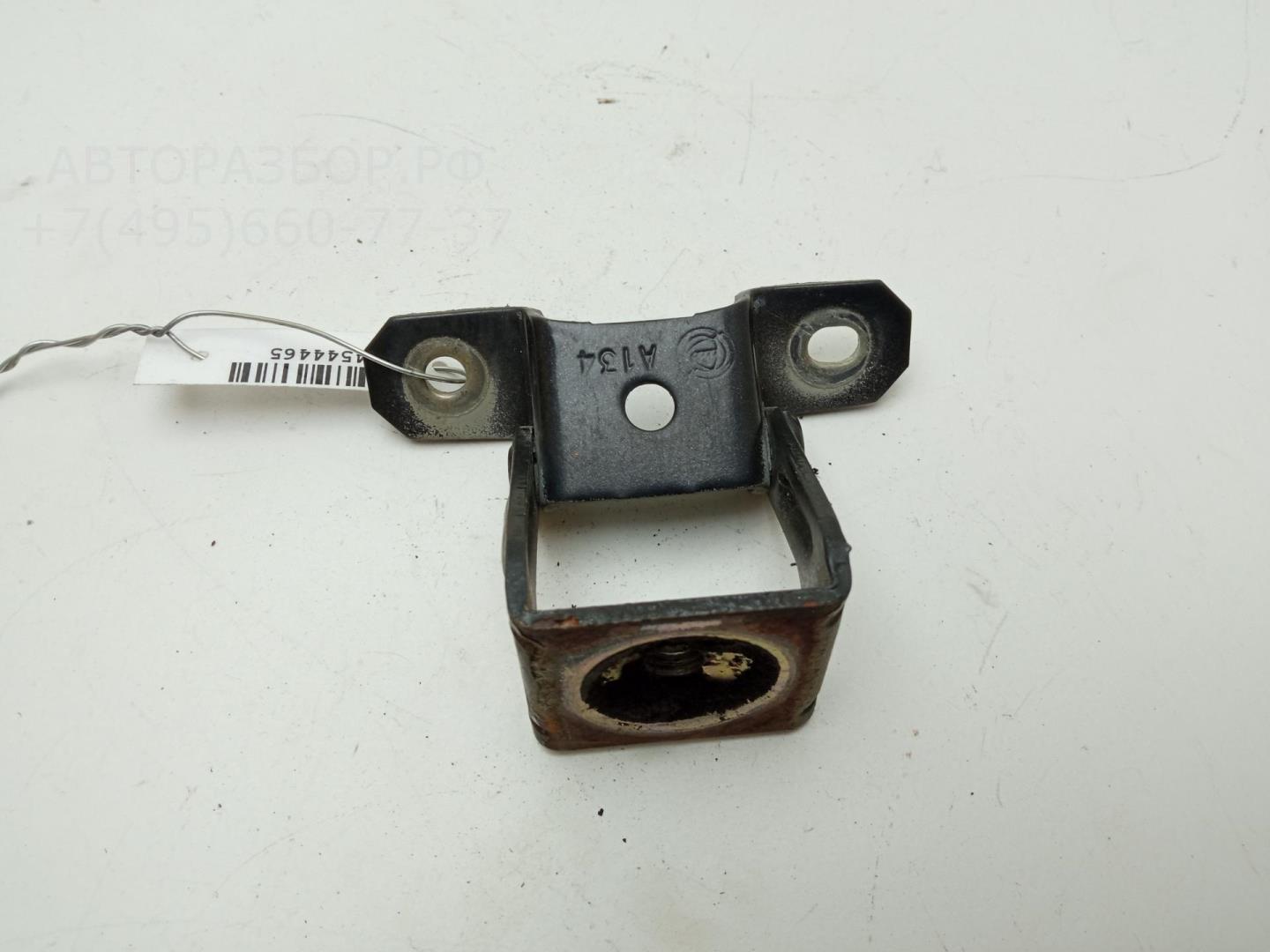 Петля крышки багажника