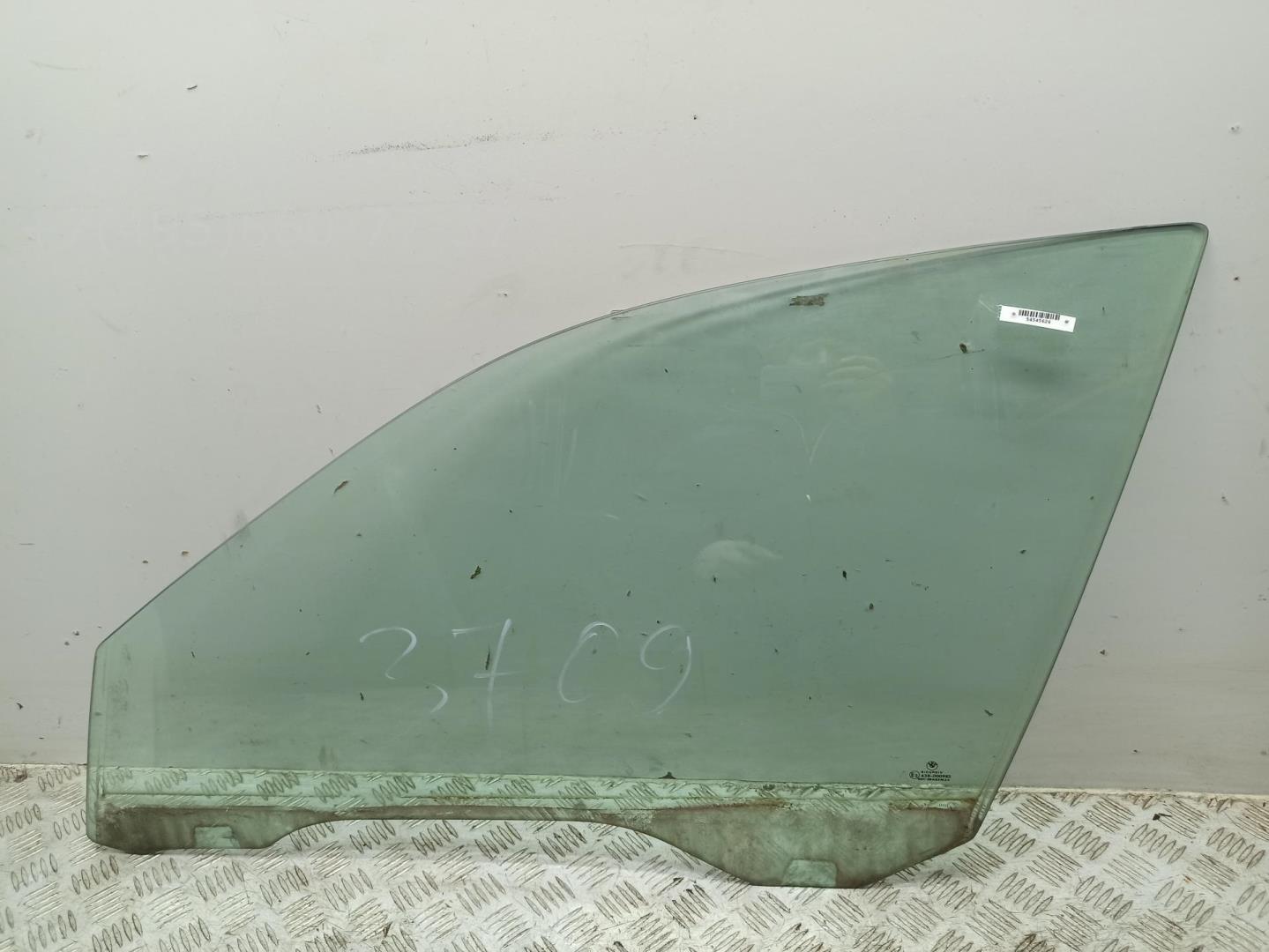 Стекло двери передней левой