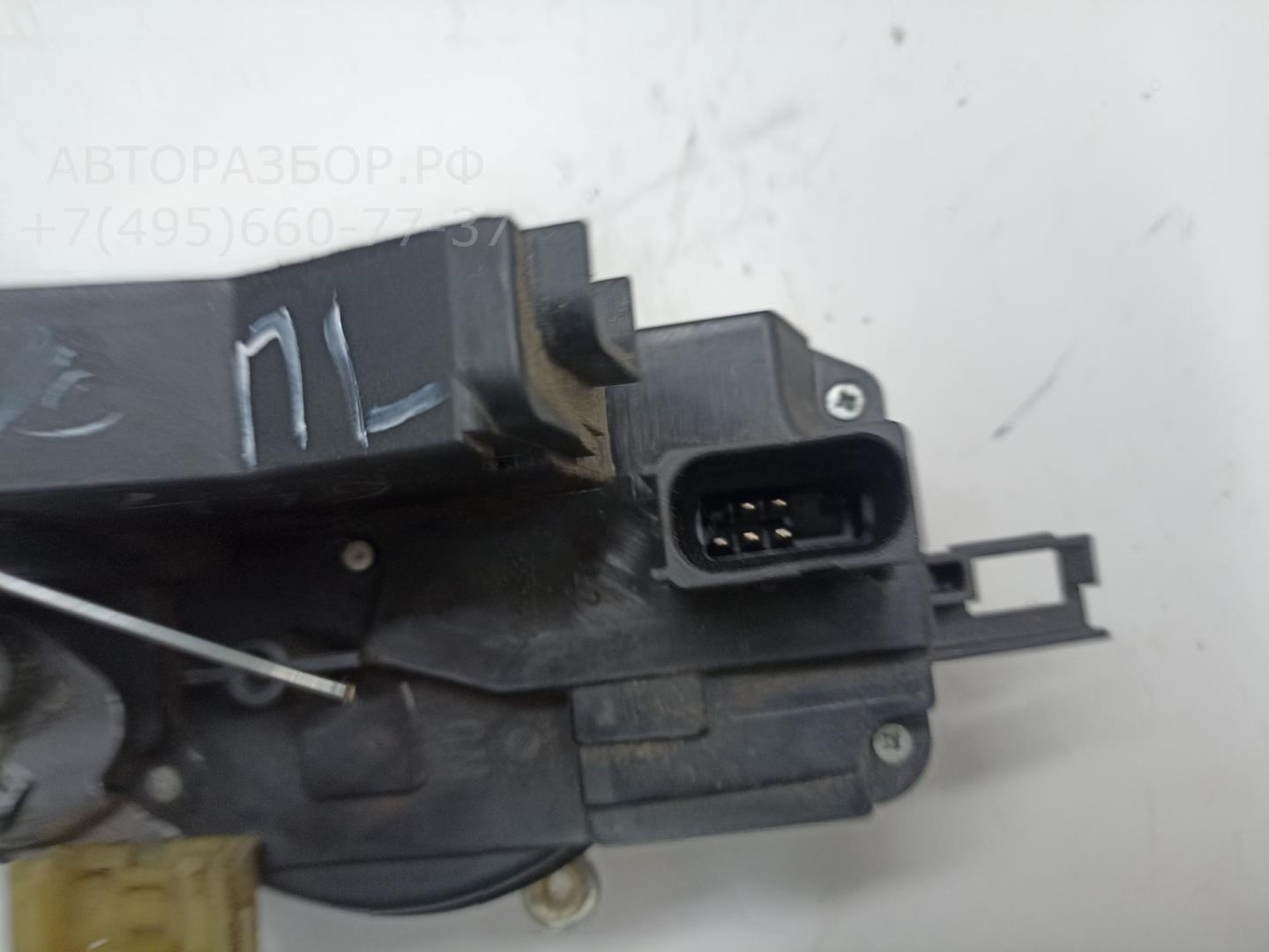 Замок двери передней левой