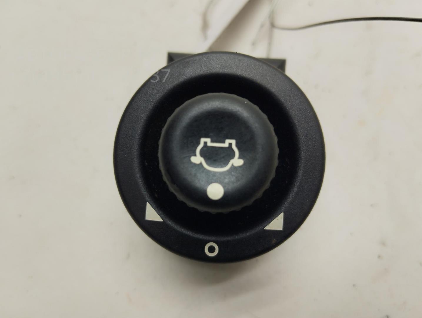 Кнопка регулировки зеркала