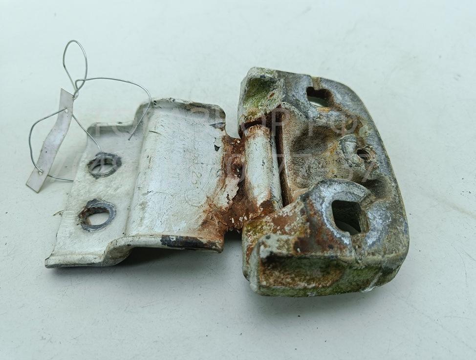 Петля двери