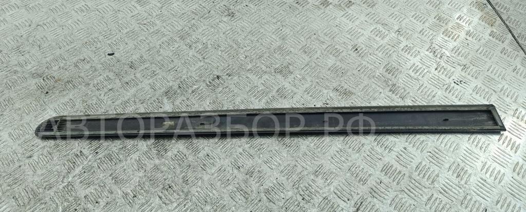 Накладка двери передней правой