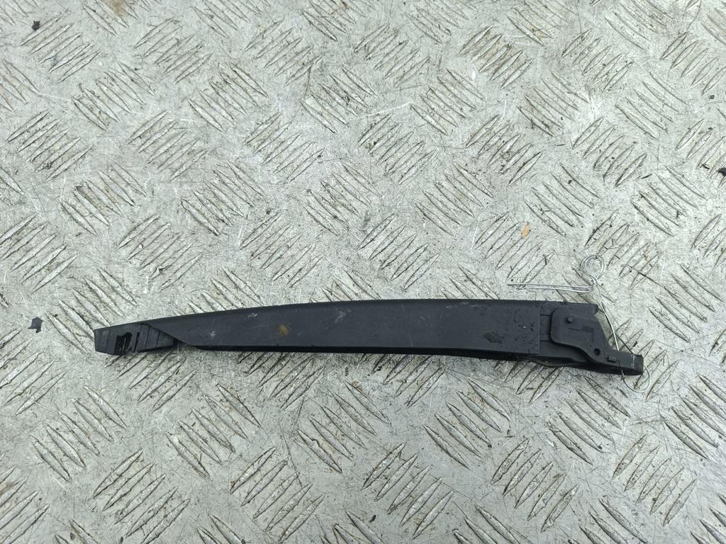 Поводок стеклоочистителя заднего