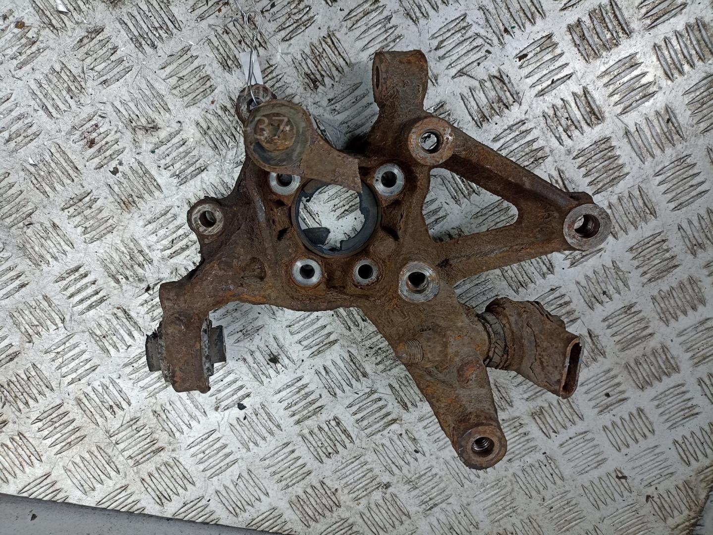 Кулак поворотный задний левый