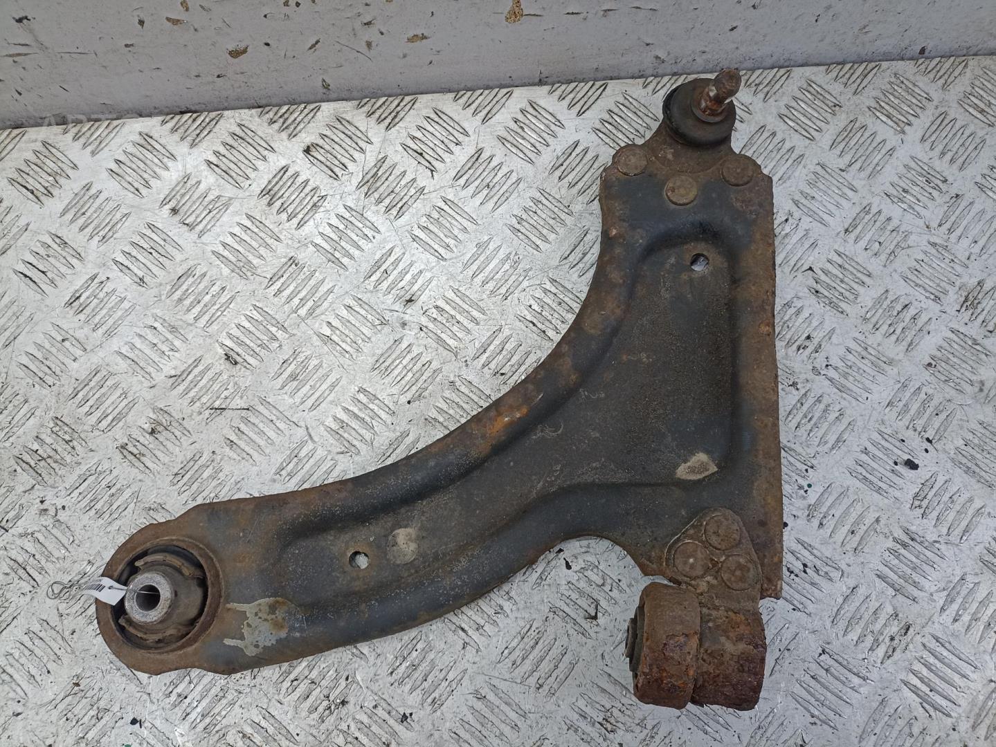 Рычаг передний левый