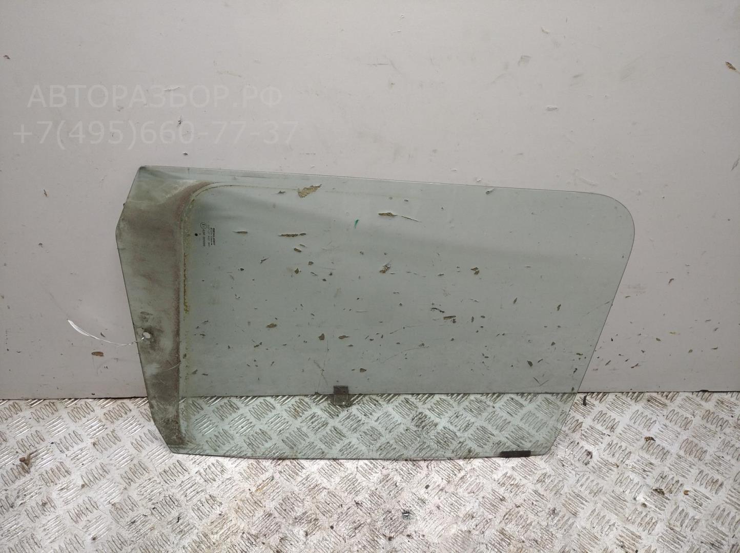 Стекло двери передней правой (форточка)