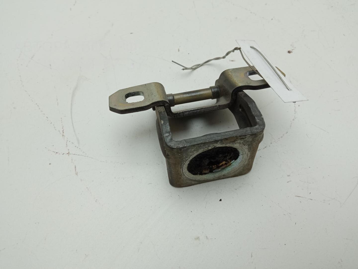 Петля крышки багажника