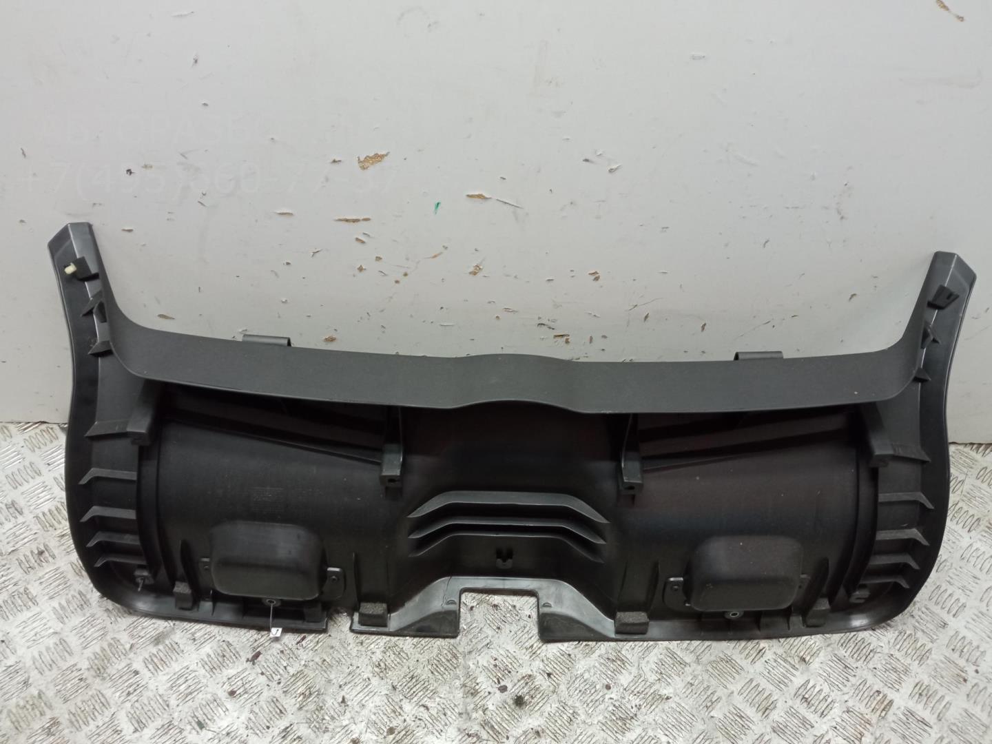 Обшивка крышки багажника