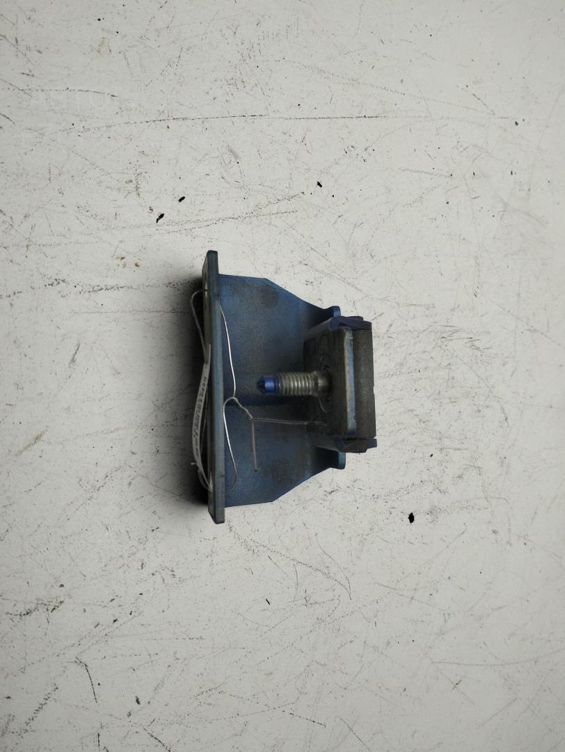 Петля крышки багажника