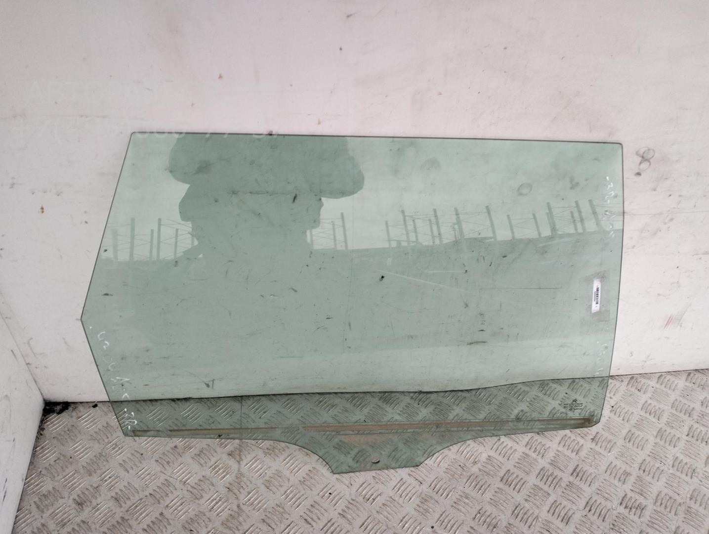 Стекло двери задней правой