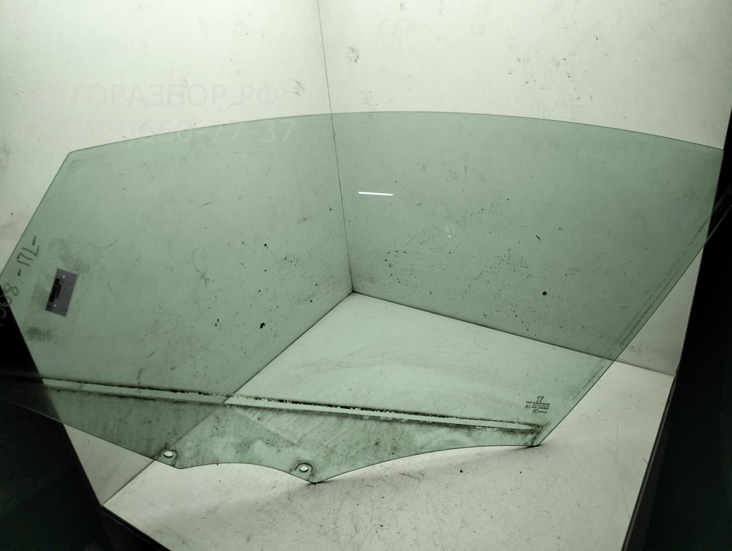 Стекло двери передней левой