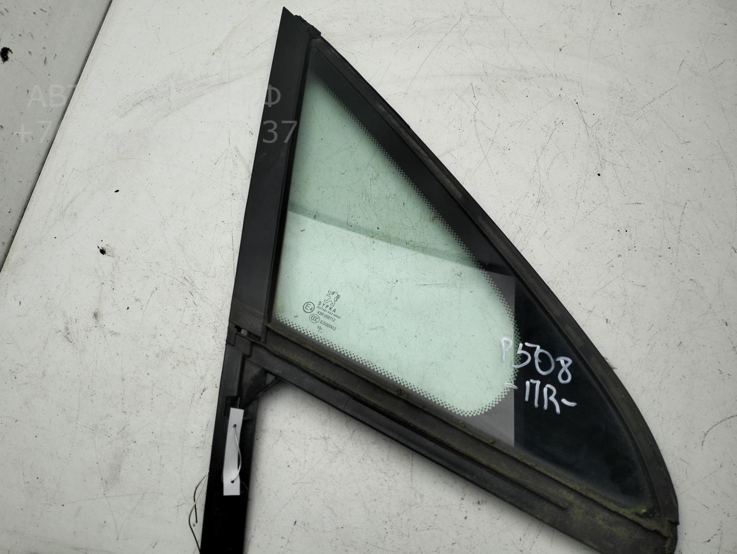 Стекло двери передней правой (форточка)