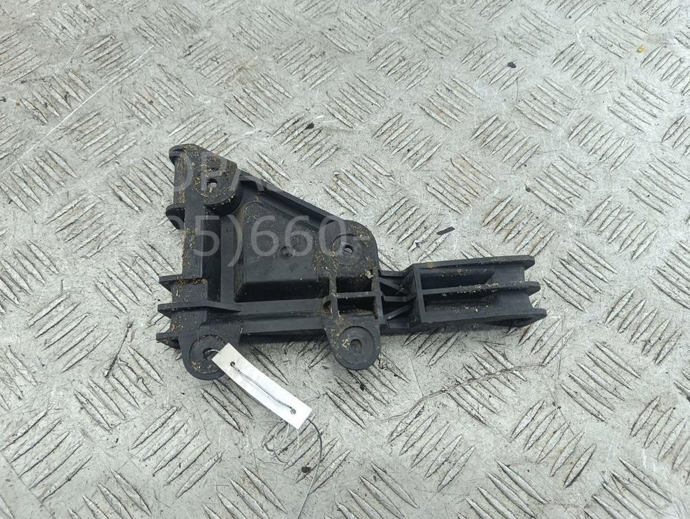 Кронштейн переднего бампера правый