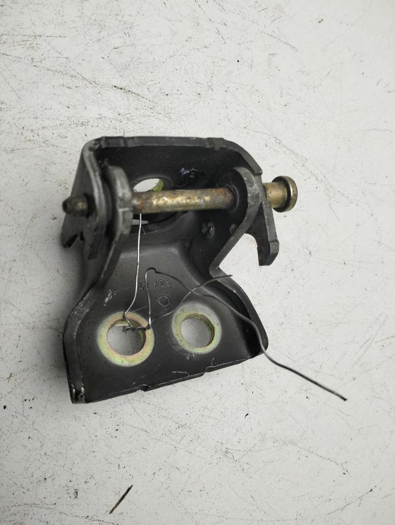 Петля двери