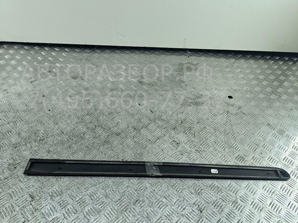 Молдинг двери передней левой